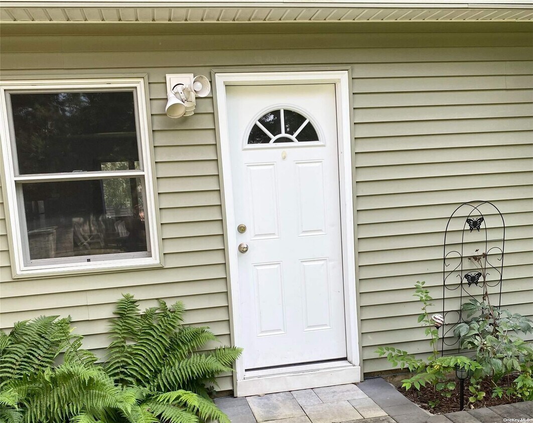 Primary Photo - 34 Roe Ave