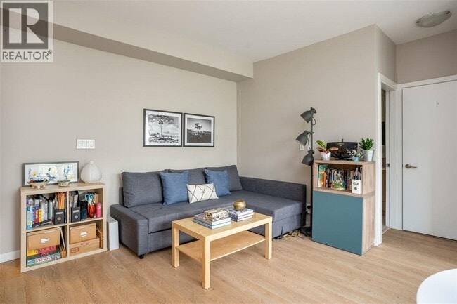 Photo du bâtiment - 22 E Royal Ave