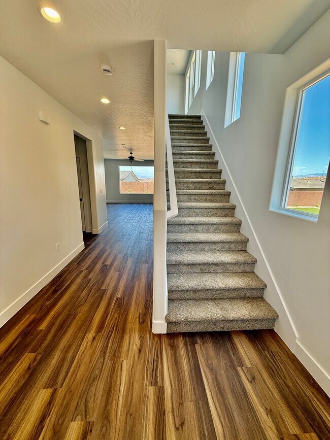 Foto del edificio - BRAND NEW Four Bedroom Townhome in Desert ...