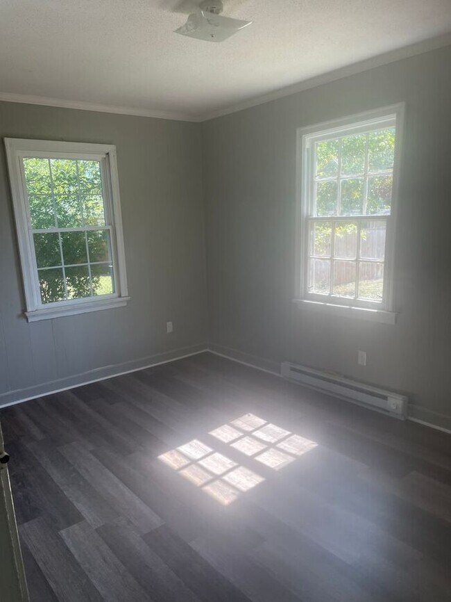 Building Photo - 2 Bedroom House with new flooring