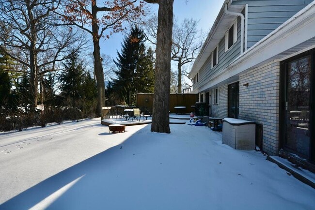 Building Photo - 716 St Johns Dr