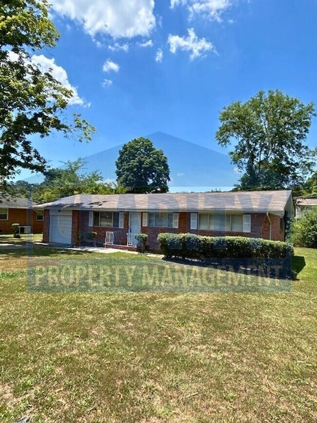 Building Photo - Three bedroom ranch-style home in Chattano...