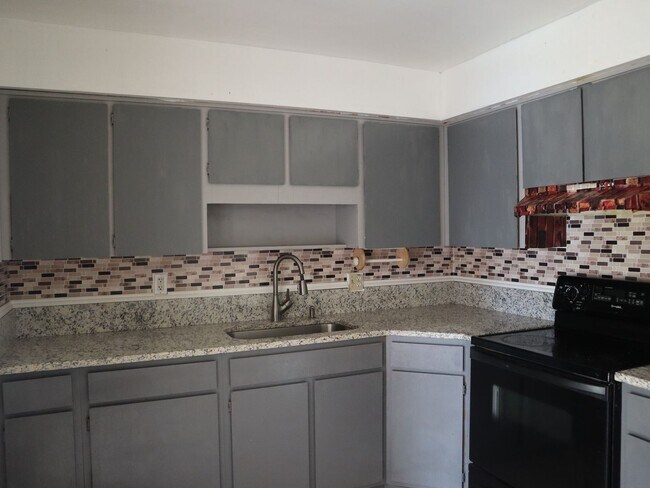 Building Photo - 2 Bed 1 bath Granite Countertops  Screen Porch Call Carole Arcaro Deltona Lakes Realty 386-216-4900