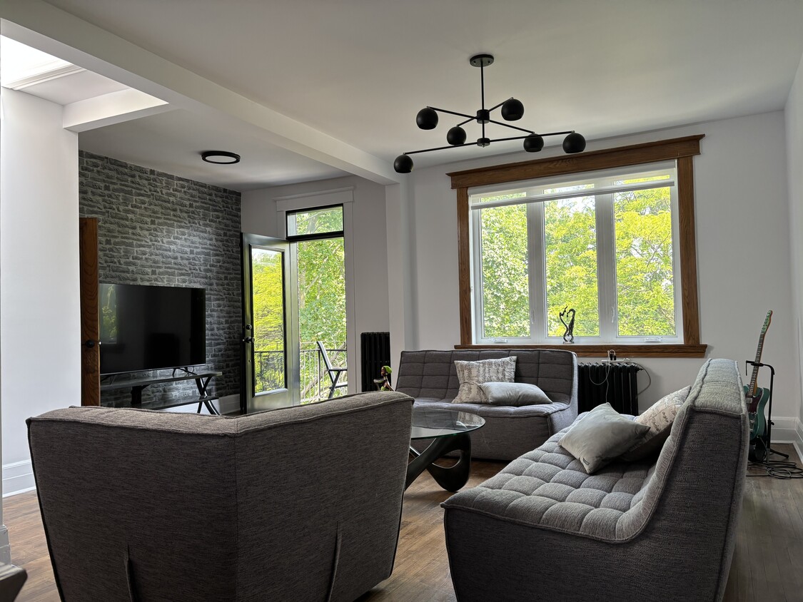 open concept living room. TV/Den - 846 Av Wiseman