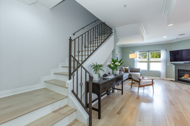 Foto del edificio - 1050 N Edinburgh Ave