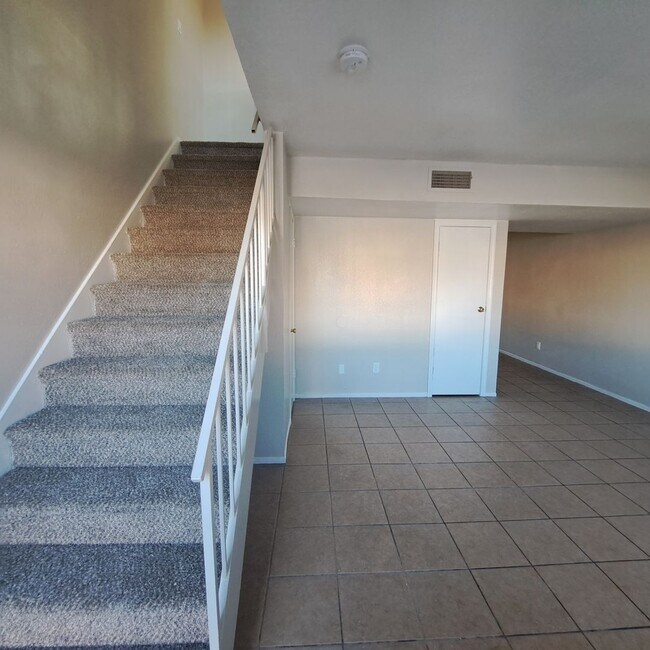 Foto del edificio - Two Bedroom Townhouse Available for Immedi...