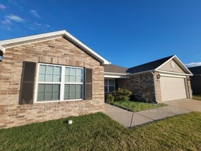 Building Photo - 905 SW Loudon Dr