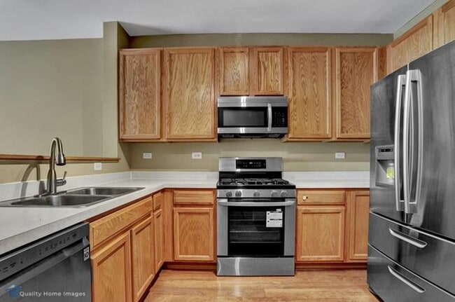 Building Photo - 2410 Oneida Ln