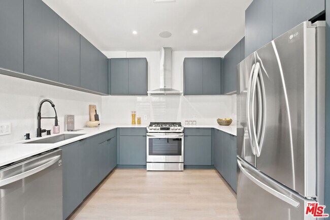Foto del edificio - 1159 N Formosa Ave