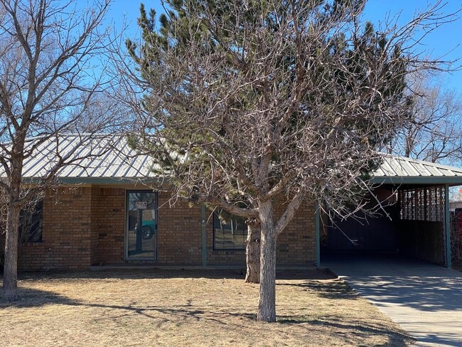 Building Photo - 906 Sagebrush Rd