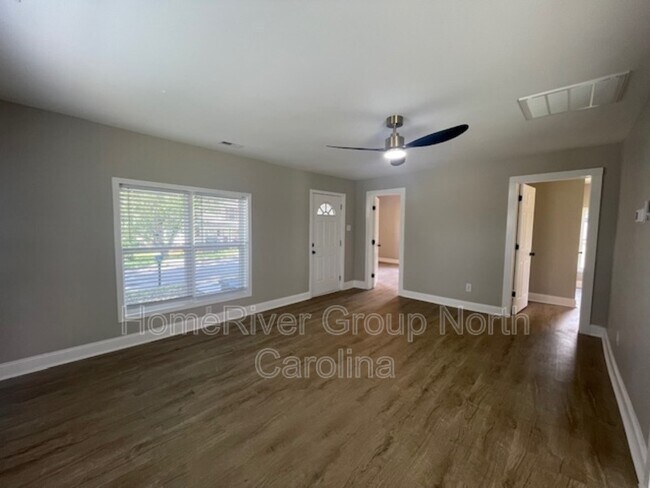 Building Photo - 209 N Davis Ave