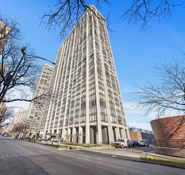 Building Photo - 5445 N Sheridan Rd