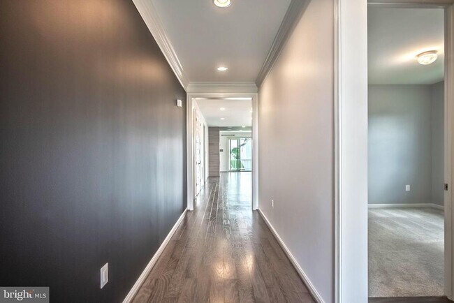 Building Photo - 557 Town Run Ln