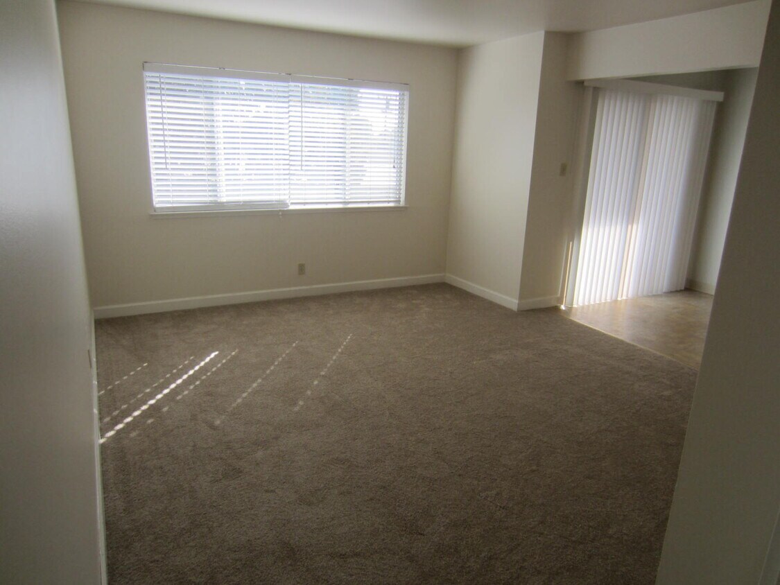 Primary Photo - 402 Redwood Ave