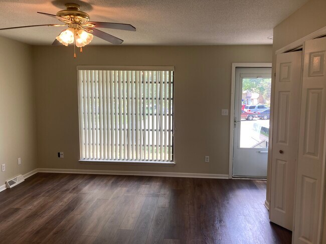 Foto del edificio - 1406 E Willow Dr
