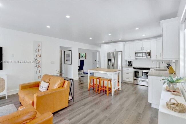 Building Photo - 320 Hendricks Isle