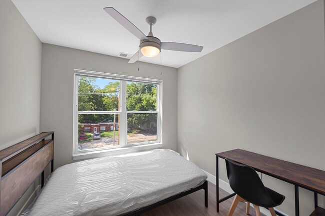 Interior Photo - 707 W Springfield Ave