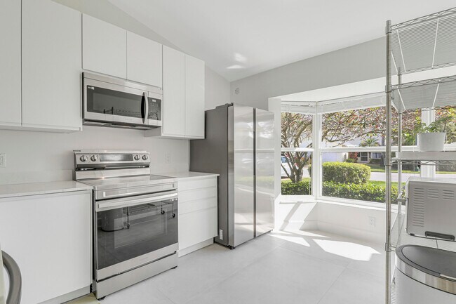 Building Photo - 10915 SE Sea Pines Cir