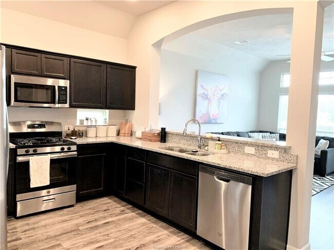Foto del edificio - July Move-In! Beautiful 3 Bedroom home in ...