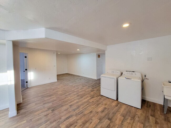 Foto del edificio - *utilities included* 3 bed 3 bath apartmen...