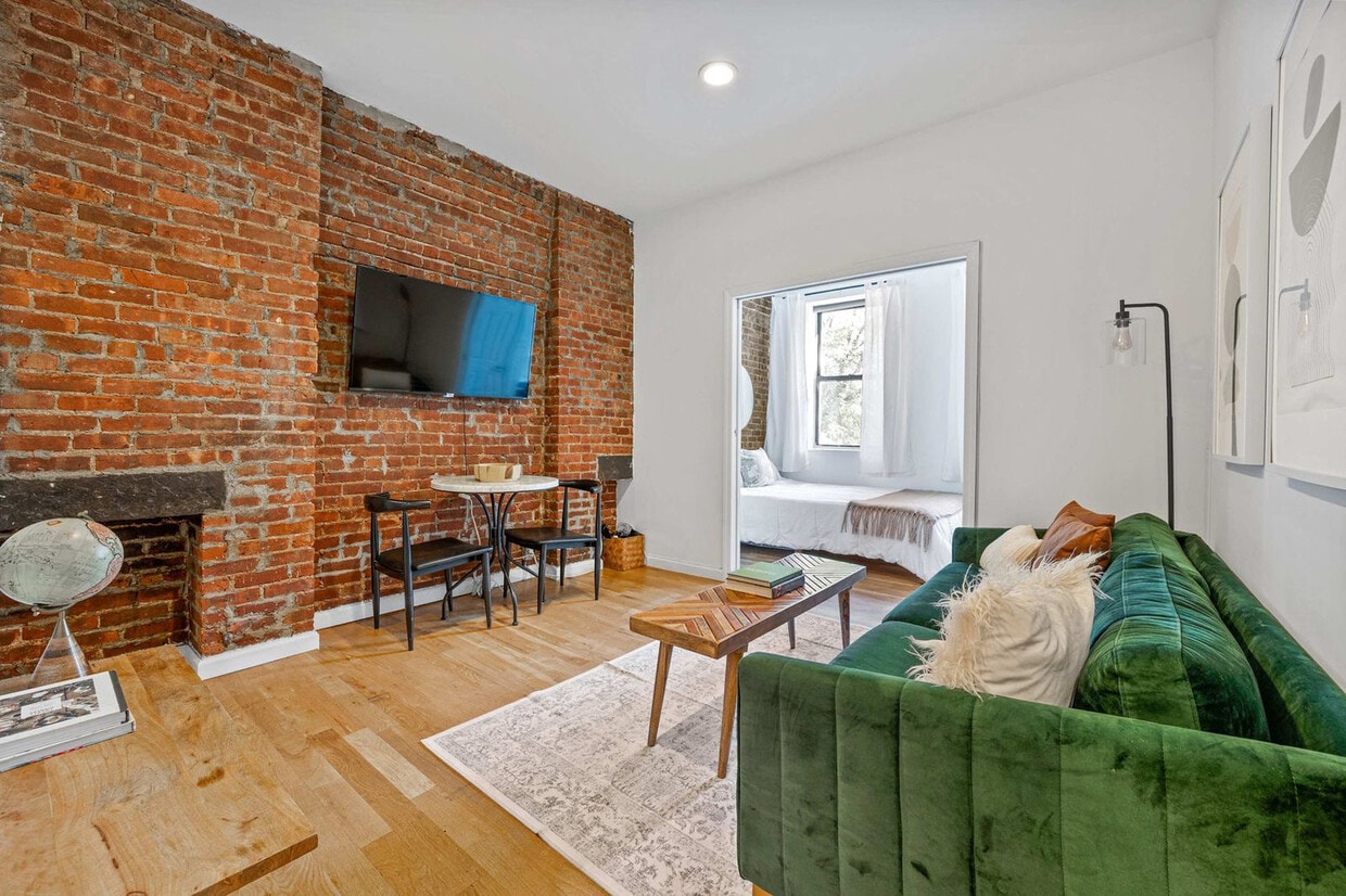 Foto principal - 416 W 49th St