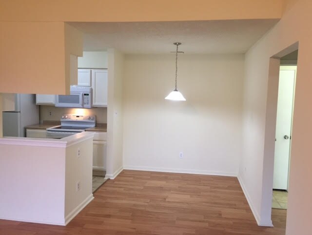 Building Photo - ***2 Bed 2 FULL Bath MASTER SUITES Condo/W...