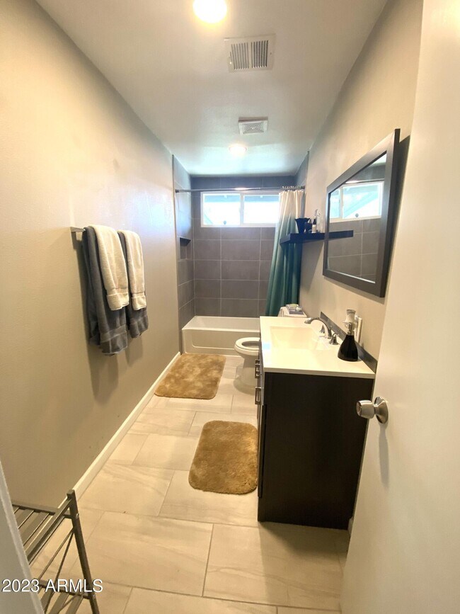 Foto del edificio - 4627 W Rose Ln
