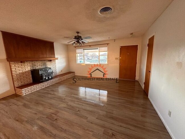 Building Photo - Cute 2 bedroom 2 bath home