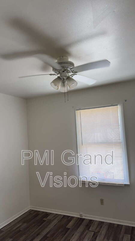 Foto del edificio - 1610 University Dr