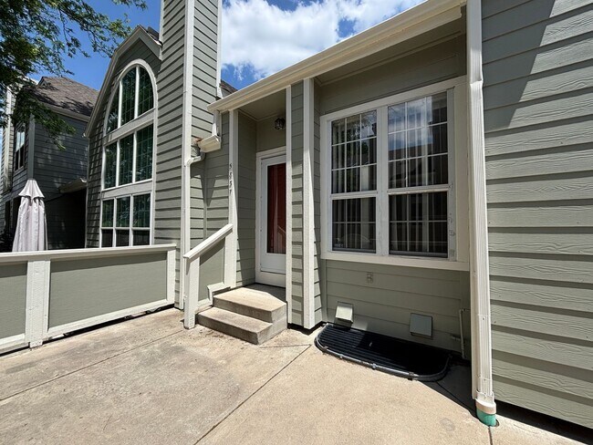 Foto del edificio - 2-story townhome with attached 2-car garage! Finished basement.