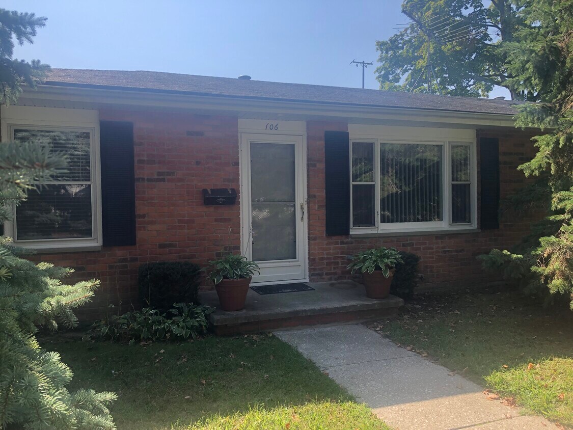 Foto principal - 106 E 2nd St