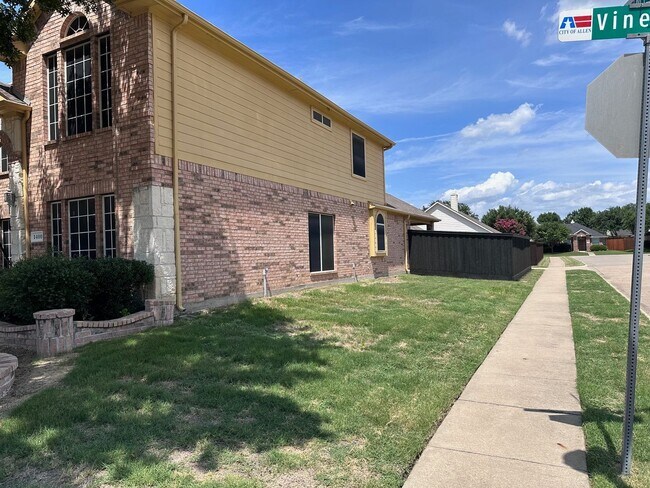 Building Photo - 1400 Vineyard Dr