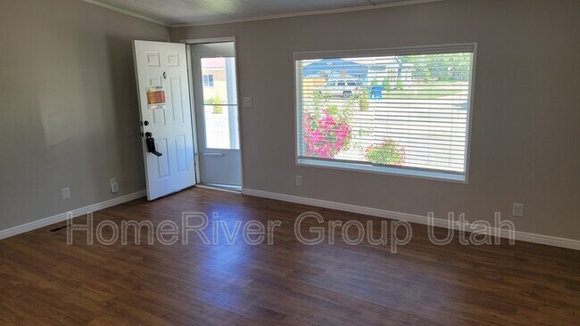 Foto del edificio - 283 Royal Oaks Dr