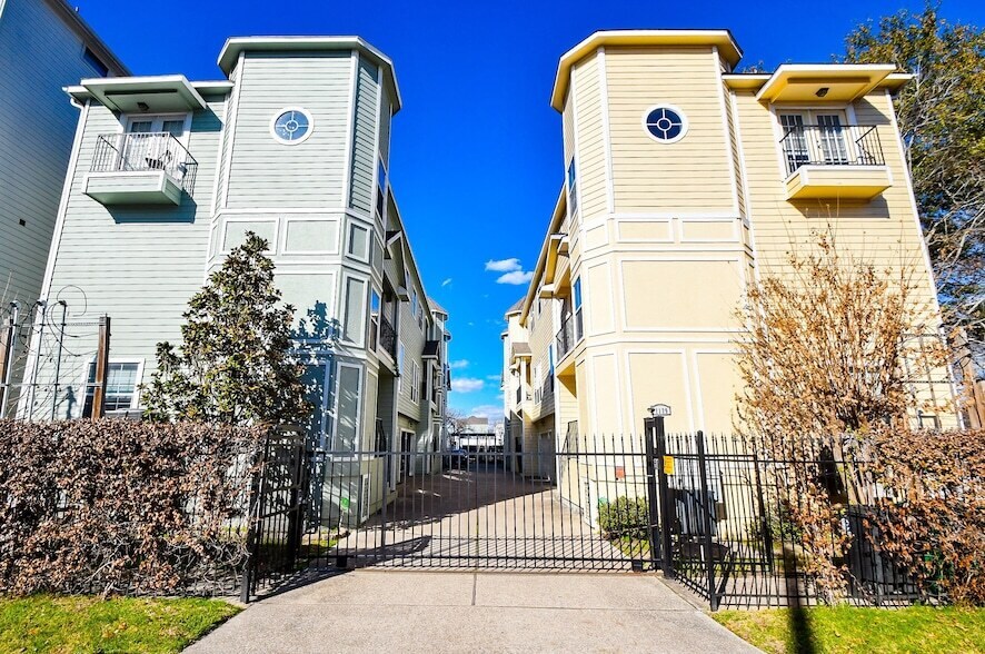 Foto principal - 1129 W 15th 1/2 St