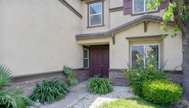 Foto del edificio - Room to Live & Grow! Expansive 3,547 Sq. Ft. 4-Bedroom 2.5 Bath Home