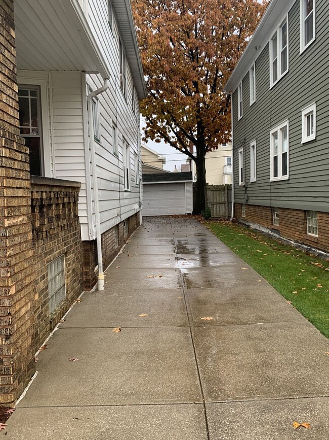 Building Photo - 1611 Bunts Rd