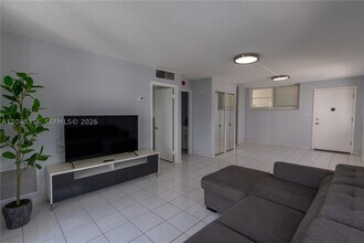 Building Photo - 1750 James 7L