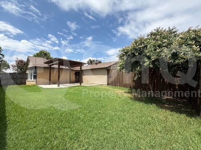 Foto del edificio - 2929 Holy Cross Ln
