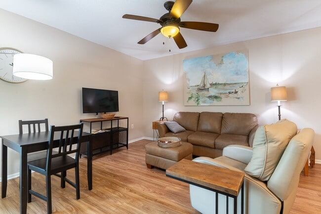 Building Photo - Conveniently located, furnished, 2 Bed, 2 ...