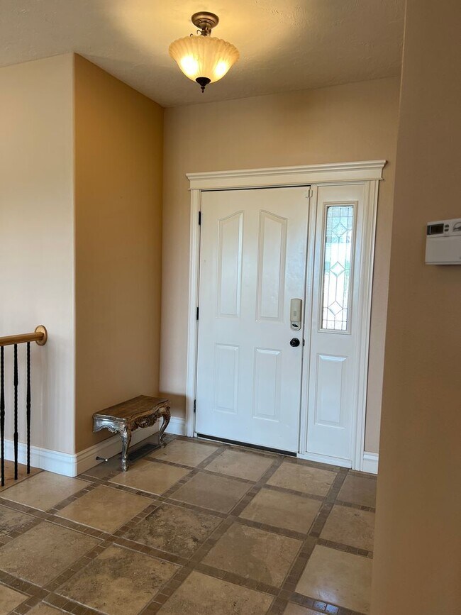 Foto del edificio - Stunning 5 bed 3.5 bath twin-home on the R...