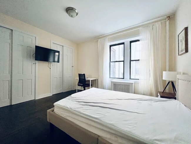 Building Photo - Furnished room/NOT APARTMENT