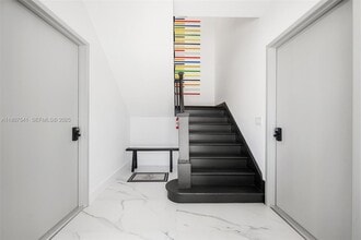 Building Photo - 403 SW 12th Ave