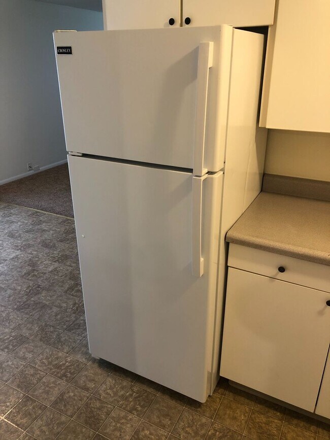 Building Photo - Three Bedroom Duplex in South Salem