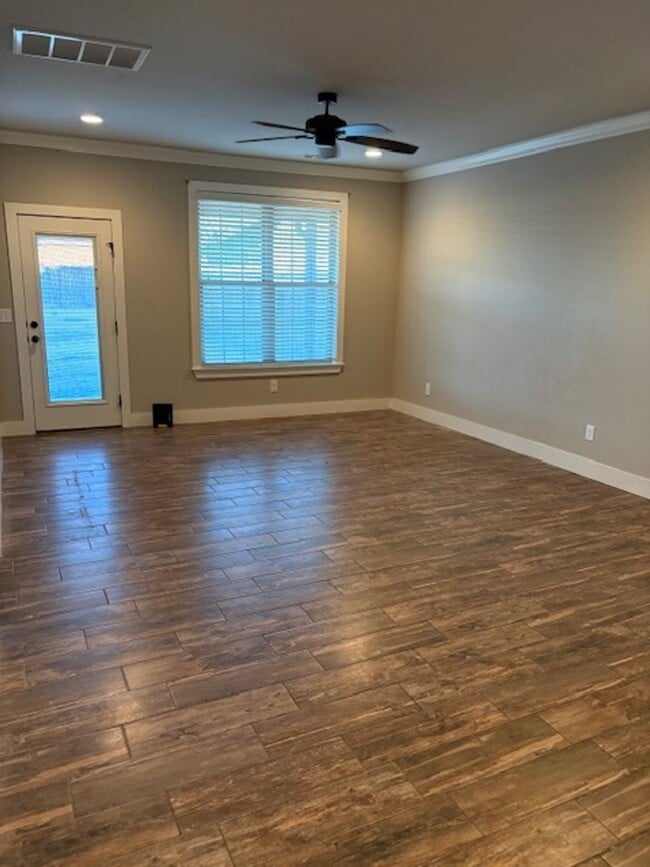 Building Photo - BEAUTIFUL TOWNHOUSE IN A GREAT LOCATION!!!