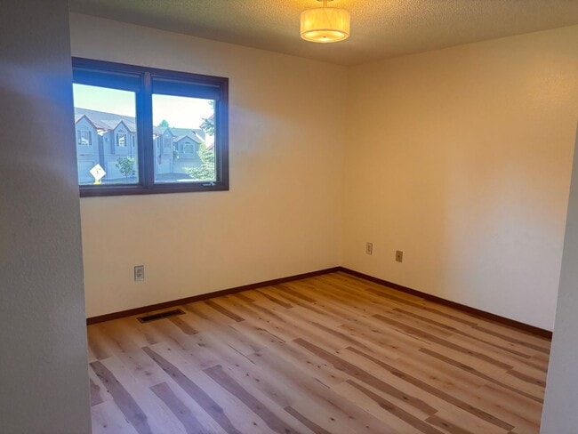 Building Photo - Independence Park 1 Bedroom Condo with Gar...