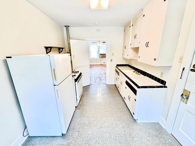 Foto del edificio - 811 Kenmore Ave