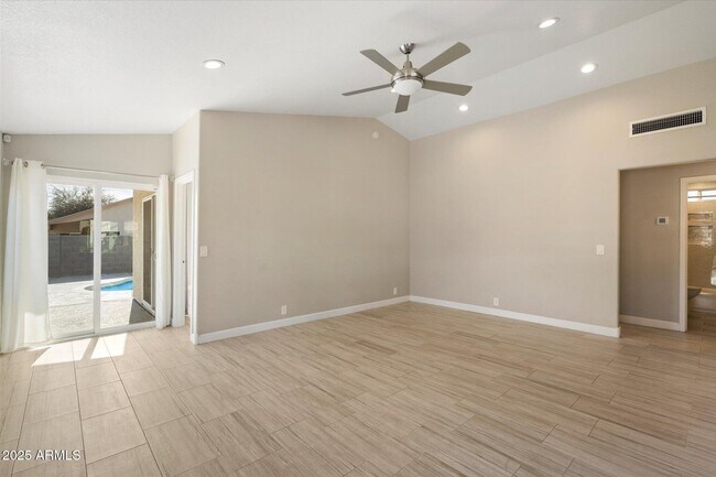 Foto del edificio - 8835 W Michelle Dr