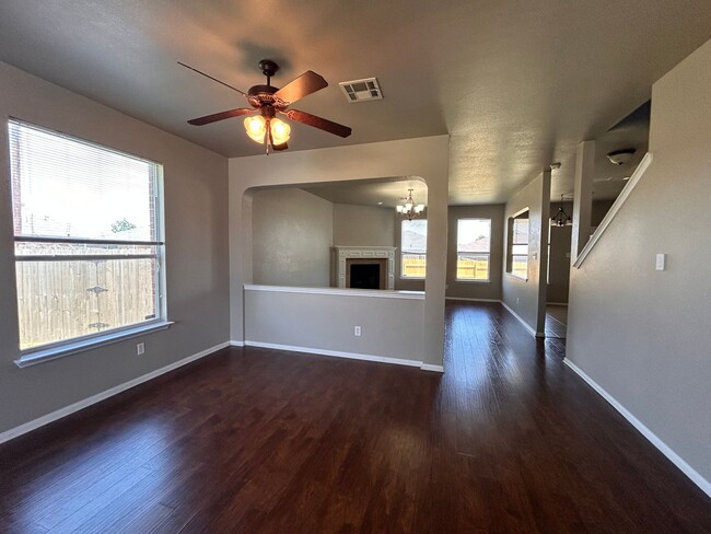 Building Photo - Spacious home on cul-de-sac available now!