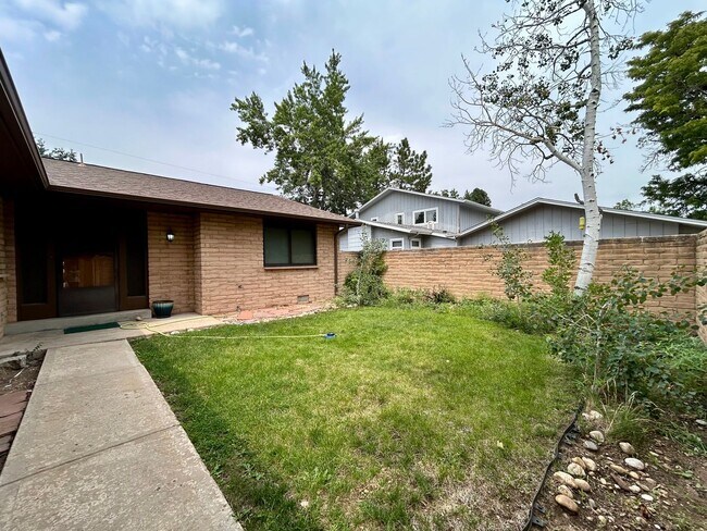 Building Photo - 957 Roxwood Ln