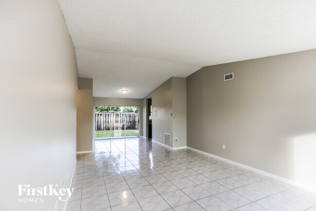 Foto del edificio - 3595 NW 204th Terrace